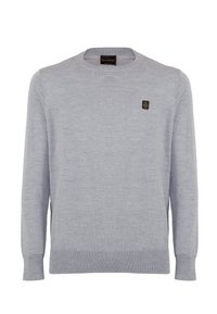 Maglione grigio chiaro con colletto rotondo, polsini e fondo a coste, caratterizzato da un piccolo etichetta scura con un'icona sull'area del petto sinistro.