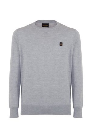 Maglione grigio chiaro con colletto rotondo, polsini e fondo a coste, caratterizzato da un piccolo etichetta scura con un'icona sull'area del petto sinistro.