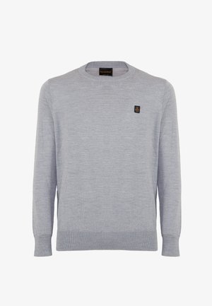 Maglione grigio chiaro con colletto rotondo, polsini e fondo a coste, caratterizzato da un piccolo etichetta scura con un'icona sull'area del petto sinistro.