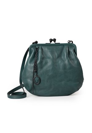 Borsa in pelle turchese con design arricciato, chiusura metallica e dettaglio a catena. Presenta un pendente decorativo e una tracolla regolabile.