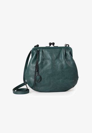 Türkise Lederhandtasche mit gerafftem Design, metallischemverschluss und Kettendetails. Verfügt über einen dekorativen Anhänger und einen verstellbaren Riemen.