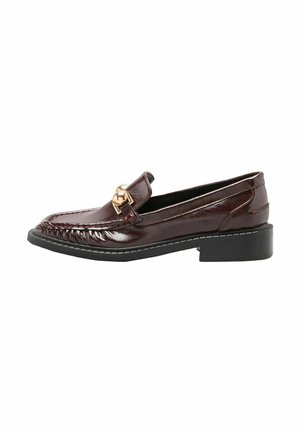 Mørkebrun blank læderloafers med sort sål og guldspænde foran, med syninger langs kanterne og lav hæl.