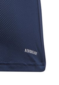 Námorný atletický dres s textúrovaným, bodkovaným vzorom, so hladkým povrchom a bielym logom "AEROREADY" na spodnej strane.