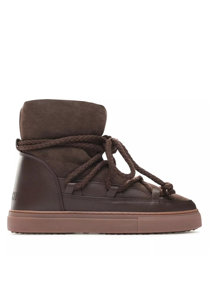 Bruin leren high-top sneaker met een upper van suède, dikke veters en een geprofileerde rubberen zool. Heeft een gevoerde kraag en gestikte accenten.