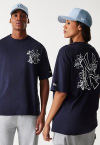 New Era MLB NEW YORK YANKEES FLORAL GRAPHIC TEE UNISEX - Klubu apģērbs - navy