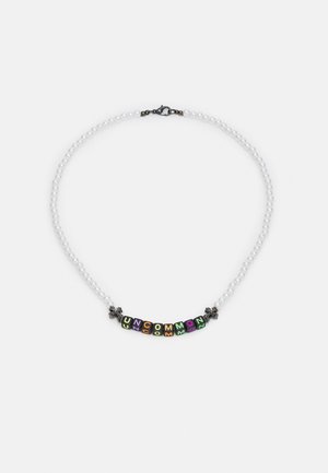 Collier avec des perles rondes blanches et des perles carrées multicolores formant "UNCOMMON" en deux rangées, avec de petits accents floraux noirs.