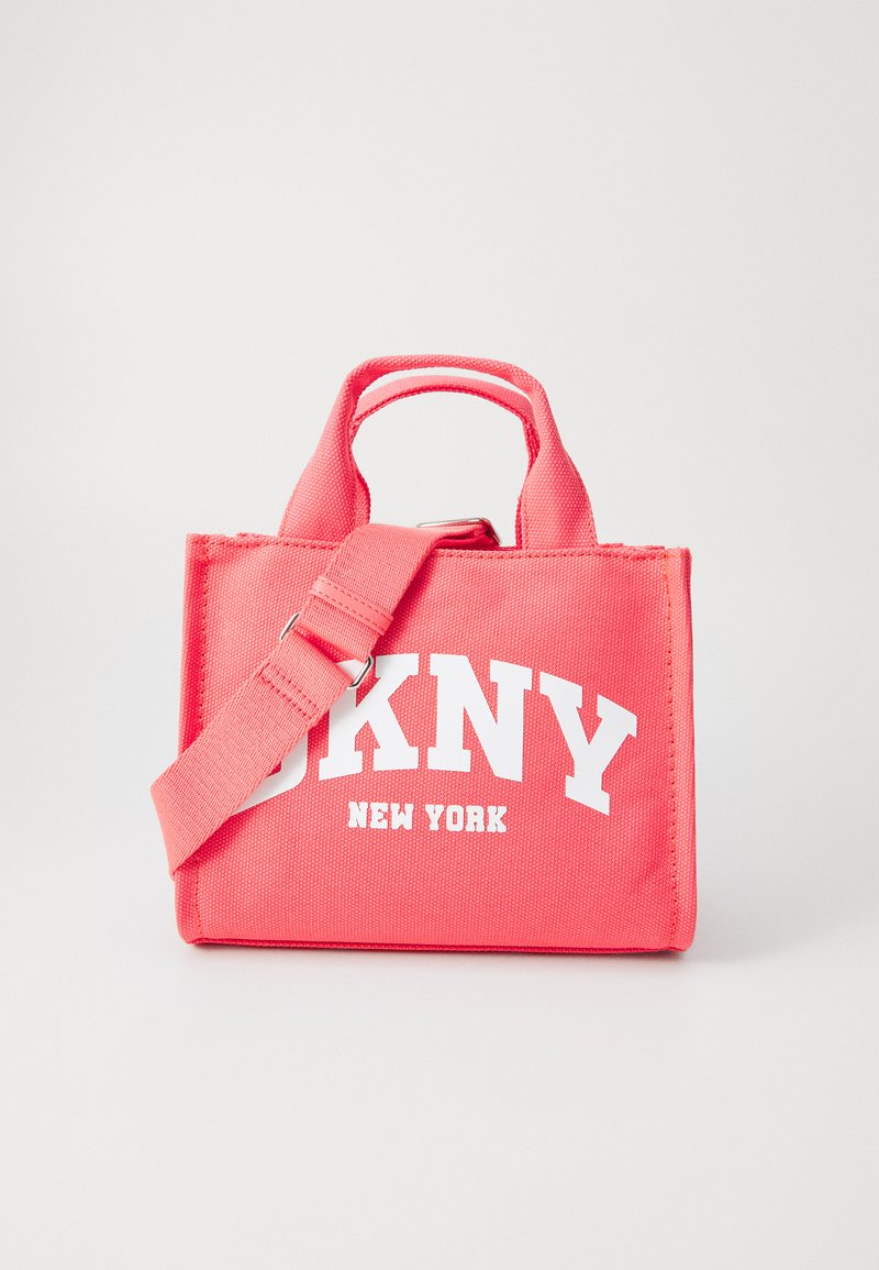 Rožinė drobinė rankinė su baltais "DKNY NEW YORK" užrašais, turinti trumpas rankenas ir nuimamą petį. Struktūruotas dizainas.