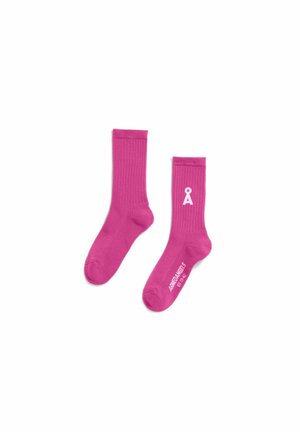 Paar leuchtend pinke Crew-Socken mit gerippter Struktur, eine Socke zeigt das weiße "Å"-Logo, die andere zeigt Markenname und Größe auf der Sohle.