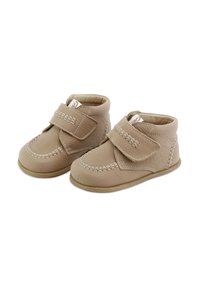 Zapatos para toddlers de cuero beige con tira de Velcro, superficie texturizada, detalles de costura blanca y suela blanda y flexible para mayor comodidad.
