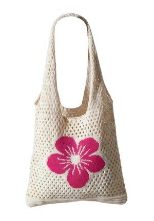 Bolso tote de malla color crema con una correa ancha y un gran diseño de flor rosa en el centro delantero.