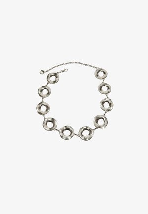 Collana con catena d'argento composta da dieci grandi anelli circolari martellati e un moschettone, su sfondo bianco uniforme.