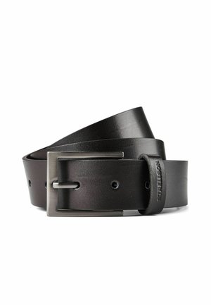 Cinturón de cuero negro enrollado con hebilla metálica rectangular y lazo de cuero con marca sobre fondo blanco.