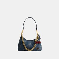 Sac à main en denim avec bandoulière en chaîne dorée, fermoir doré et breloques en forme de cerises suspendues près de la fermeture éclair supérieure.