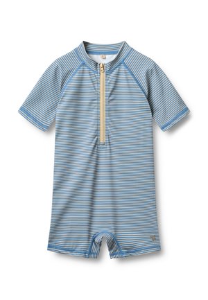Bañador para niño pequeño de manga corta con rayas azules y blancas, cremallera frontal y piernas cortas, sobre fondo blanco.