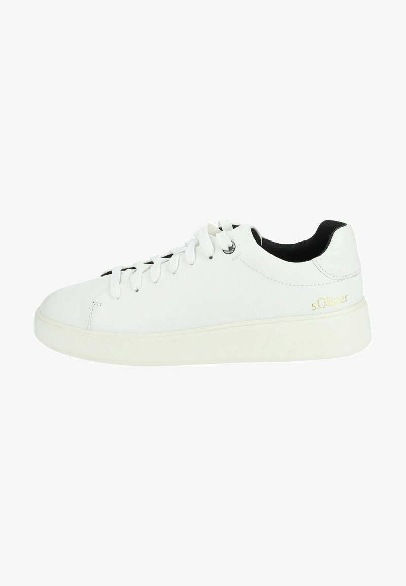 Weiße Sneaker mit einem glatten Synthetik-Obermaterial, schwarzem Innenfutter, flachen Schnürsenkeln und goldfarbenem Logodetail an der Ferse. Runde Zehenform und gepolsterte Sohle.