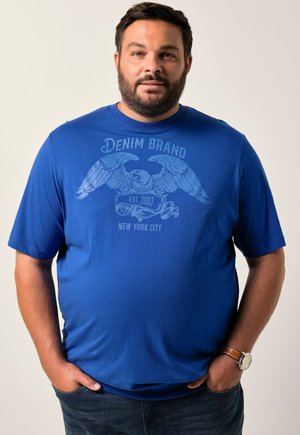 Camiseta de algodón azul con manga corta que presenta un diseño gráfico de un águila y el texto "DENIM BRAND EST. 2007 NEW YORK CITY."