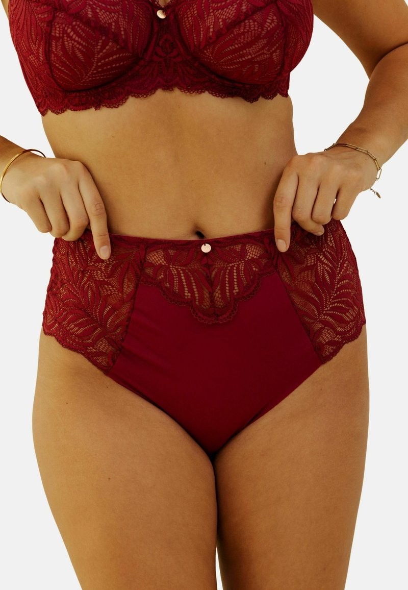 Ensemble de bralette en dentelle bordeaux et culotte taille haute, mettant en avant des détails en dentelle florale et un petit bouton décoratif à la taille.