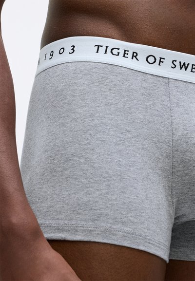 Sivi bombažni bokser hlače imajo bel elastik z logotipom "TIGER OF SWEDEN" in mehak, gladek material.