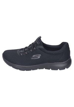 Zapatilla deportiva Skechers negra con parte superior de malla, cordones elásticos, suela acolchada y el logo "S" de la marca en el lateral.