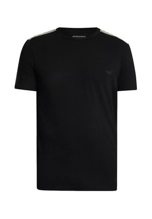 Camiseta negra de manga corta hecha de algodón, con un logo sutil en el pecho y detalles estampados en los hombros.