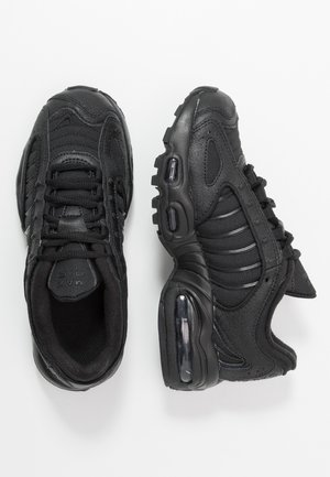 Par sorte atletiske sneakers med synlige luftstødssåler og strukturerede syntetiske overdele, vist fra top- og sidevinkler.