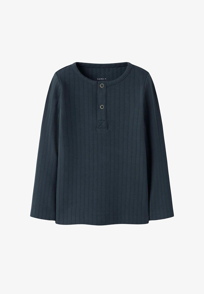 Ciemnoniebieska, prążkowana bluzka z długim rękawem, okrągłym dekoltem, z przodem z zapinaniem na dwa metalowe guziki oraz prostym dołem.