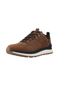 Brązowe skórzane sneakersy z czarnymi akcentami, z zapięciem na sznurówki, wyściełanym kołnierzem, teksturowaną gumową podeszwą i białą lamówką w śródpodeszwie.