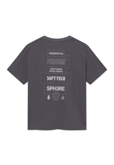 Temno siva majica s belim besedilom v tehnološki tematiki in geometrskimi ikonami na hrbtu, ki vključujejo "TERRESTRIAL", "PARADOME" in "SOFT-TECH."