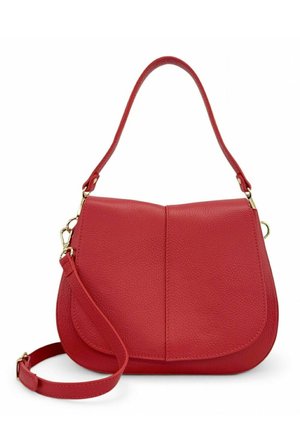 Sac à épaule en cuir rouge avec rabat incurvé, bandoulière ajustable et ferrures dorées sur fond blanc.