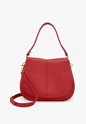 Sac à épaule en cuir rouge avec rabat incurvé, bandoulière ajustable et ferrures dorées sur fond blanc.