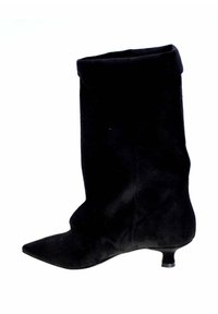 Botte noire en daim mi-mollet avec bout pointu et petit talon kitten, dotée d'un revers plié en haut.