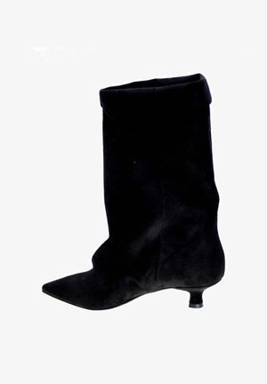 Stivale nero in camoscio a metà polpaccio con punta appuntita e tacco basso a gatto, caratterizzato da un polsino pieghevole sulla parte superiore.