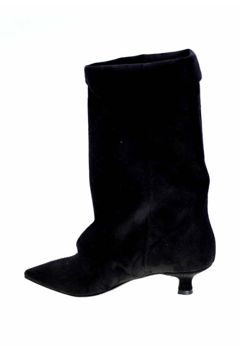 Botte noire en daim mi-mollet avec bout pointu et petit talon kitten, dotée d'un revers plié en haut.