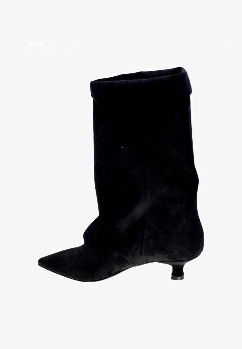 Stivale nero in camoscio a metà polpaccio con punta appuntita e tacco basso a gatto, caratterizzato da un polsino pieghevole sulla parte superiore.