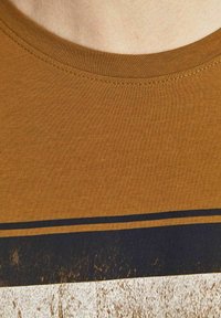 Jack & Jones JORBRADY TEE CREW NECK - Camiseta estampada - rubber