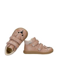 Chaussures pour tout-petit marron clair avec double bandes Velcro et broderie visage de chien sur la pointe, présentées en vues de dessus et de côté sur fond blanc.