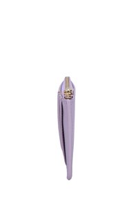 Clutch in pelle viola con profilo sottile e zip dorata. Texture liscia con dettagli di cucitura discreti lungo i bordi.