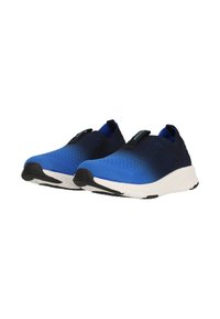 Blå strikkede slip-on sko med gradientdesign, der har en sort hæl og hvid mellemsål. Tekstureret overdel med elastiske sideaccenter.