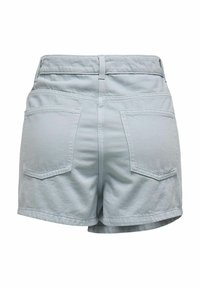 Shorts en denim bleu clair avec une taille cintrée, deux poches arrière et une texture lisse. L'ourlet est retroussé avec des détails de couture.