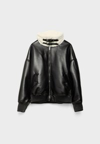 Czarna skórzana kurtka typu bomber z białym sztucznym kołnierzem z futra i dwoma paskami z klamrami, z przodu zamek błyskawiczny, kieszenie na zatrzaski oraz ściągacze na mankietach i w pasie.