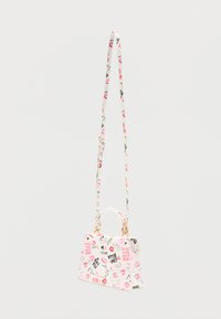 Bolso con un diseño estructurado y rectangular en blanco, con estampados de labios coloridos y texto, herrajes en tono dorado y una correa de hombro desmontable.