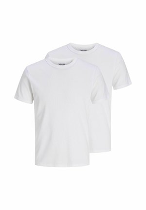 Homme debout face à l’avant, portant un t-shirt blanc uni à manches courtes, un pantalon noir à jambes larges et des chaussures noires sur fond blanc.