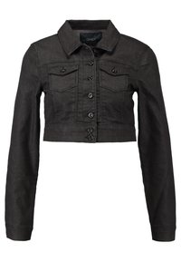 Avklippt svart denimjacka med framknäppning, två bröstfickor och långa ärmar. Har en klassisk krage och subtil textur.