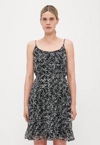 Vestido negro floral con tirantes finos, que presenta una cintura fruncida y una falda fluida. La tela tiene una textura ligera y delicada con un patrón sutil.