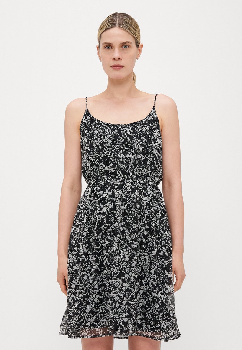 Vestido negro floral con tirantes finos, que presenta una cintura fruncida y una falda fluida. La tela tiene una textura ligera y delicada con un patrón sutil.