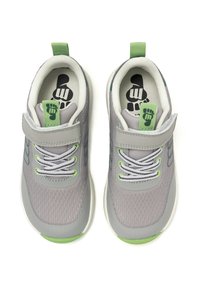 Zapatillas deportivas grises con parte superior de malla, acentos verdes, cierre elástico y de Velcro, y plantillas con un diseño de huella.