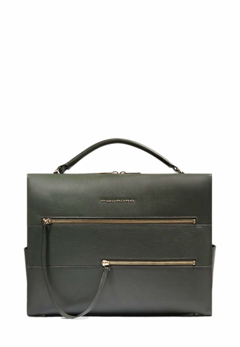 Donkergroene leren aktetas met handvat bovenop, twee horizontale gouden ritsen aan de voorkant en een slanke polsband bevestigd aan de onderste rits.