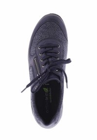 Marineblaue Sneaker mit strukturiertem Obermaterial, runder Zehenpartie und Schnürdesign. Verfügt über einen seitlichen Reißverschluss und sichtbare Markenkennzeichnung auf der Innensohle.