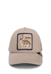 Gorra beige con lados de malla, que presenta un diseño de conejo bordado en un parche cuadrado y el texto "zoomers" sobre el conejo.