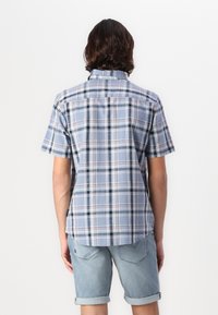 Korte mouwen geruite shirt in blauw, grijs en crème, met een knoopsluiting kraag en een gebogen zoom, gemaakt van zacht katoen.